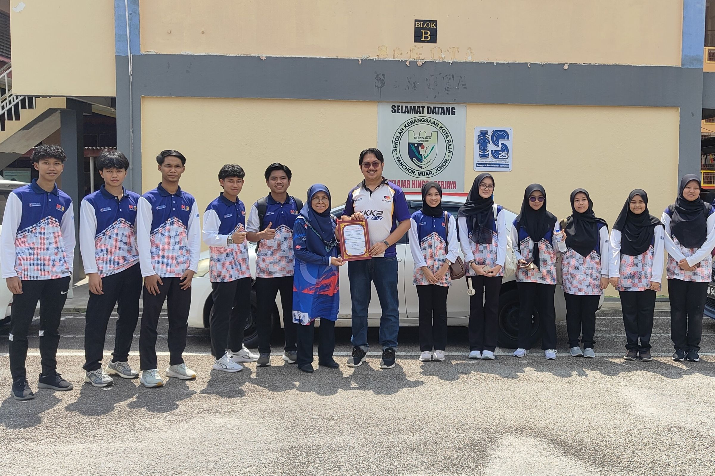 Warga CeDS Berbakti dalam Program Gotong-Royong Madani di SK Kota Raja