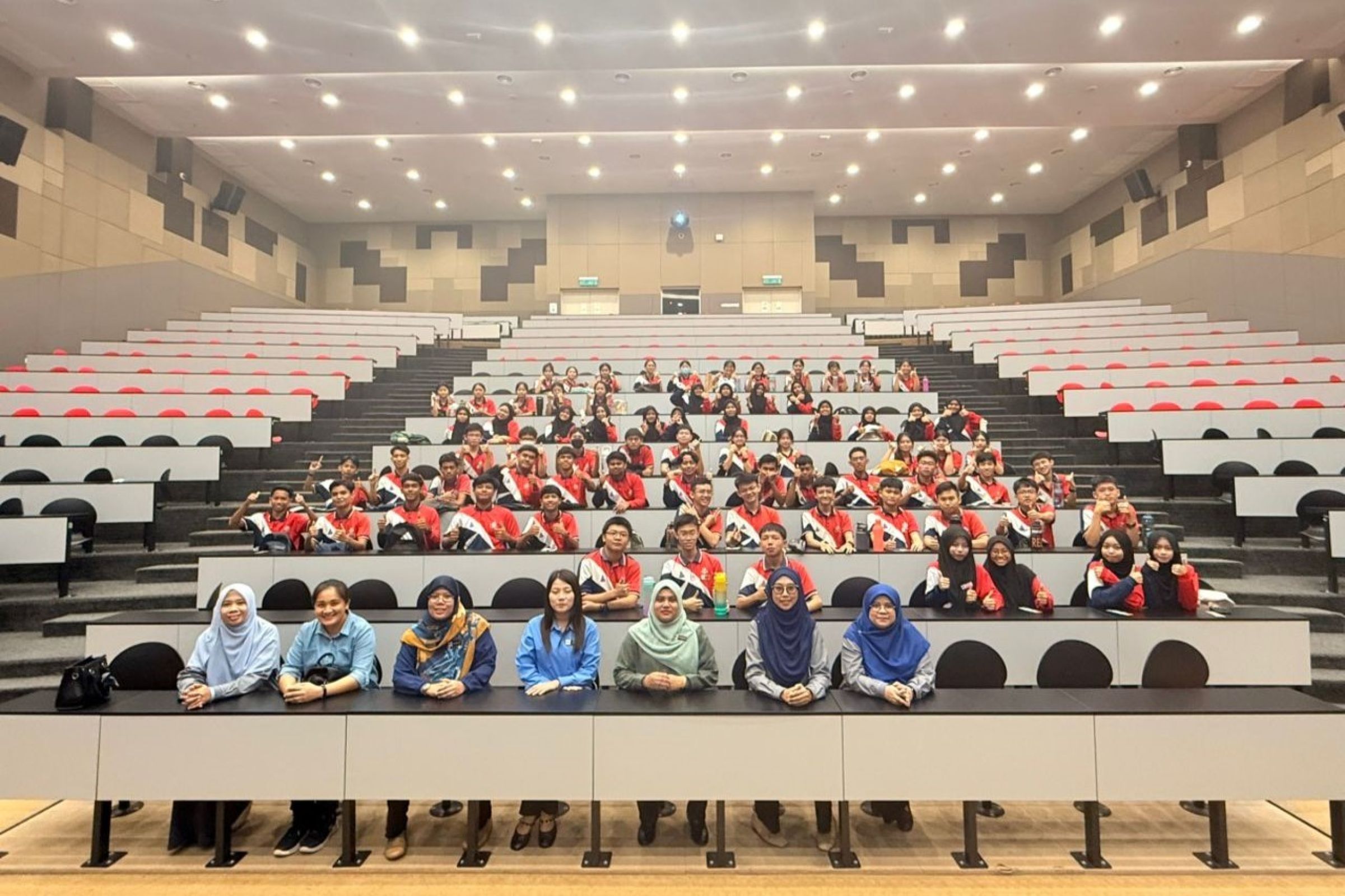 Program Lawatan Sambil Belajar SMK Tun Dr Ismail Muar ke UTHM Kampus Pagoh