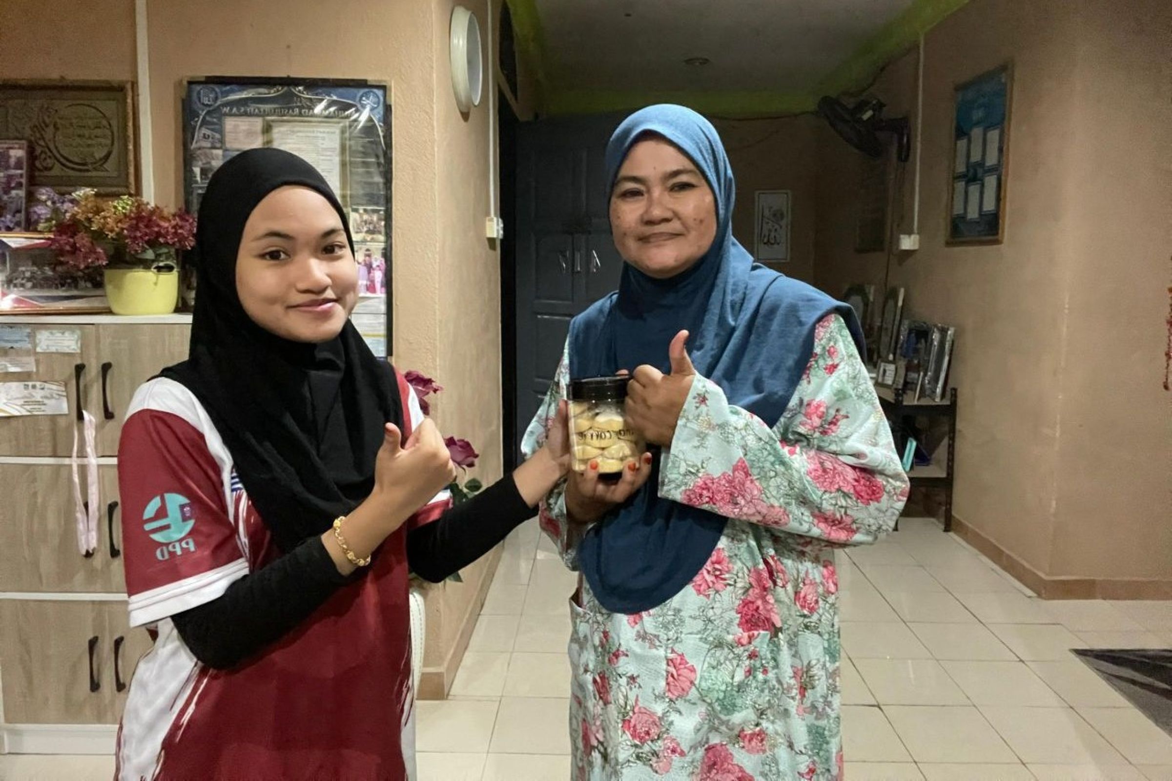 Memberi Sambil Beramal Menerusi Jualan Kuih Raya