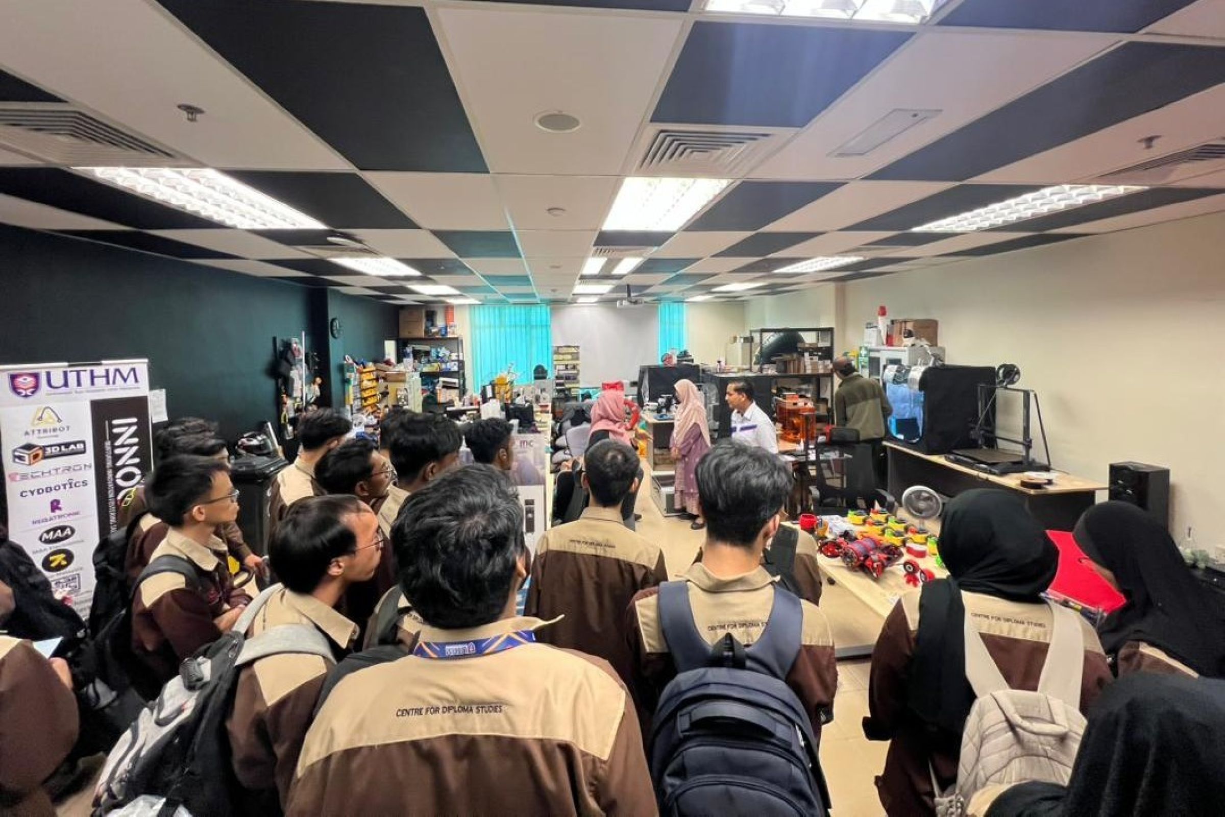 Lawatan Akademik Pelajar Diploma Kejuruteraan Elektrik ke Program Discover FKEE Perkasa Pendedahan Akademik dan Inovasi